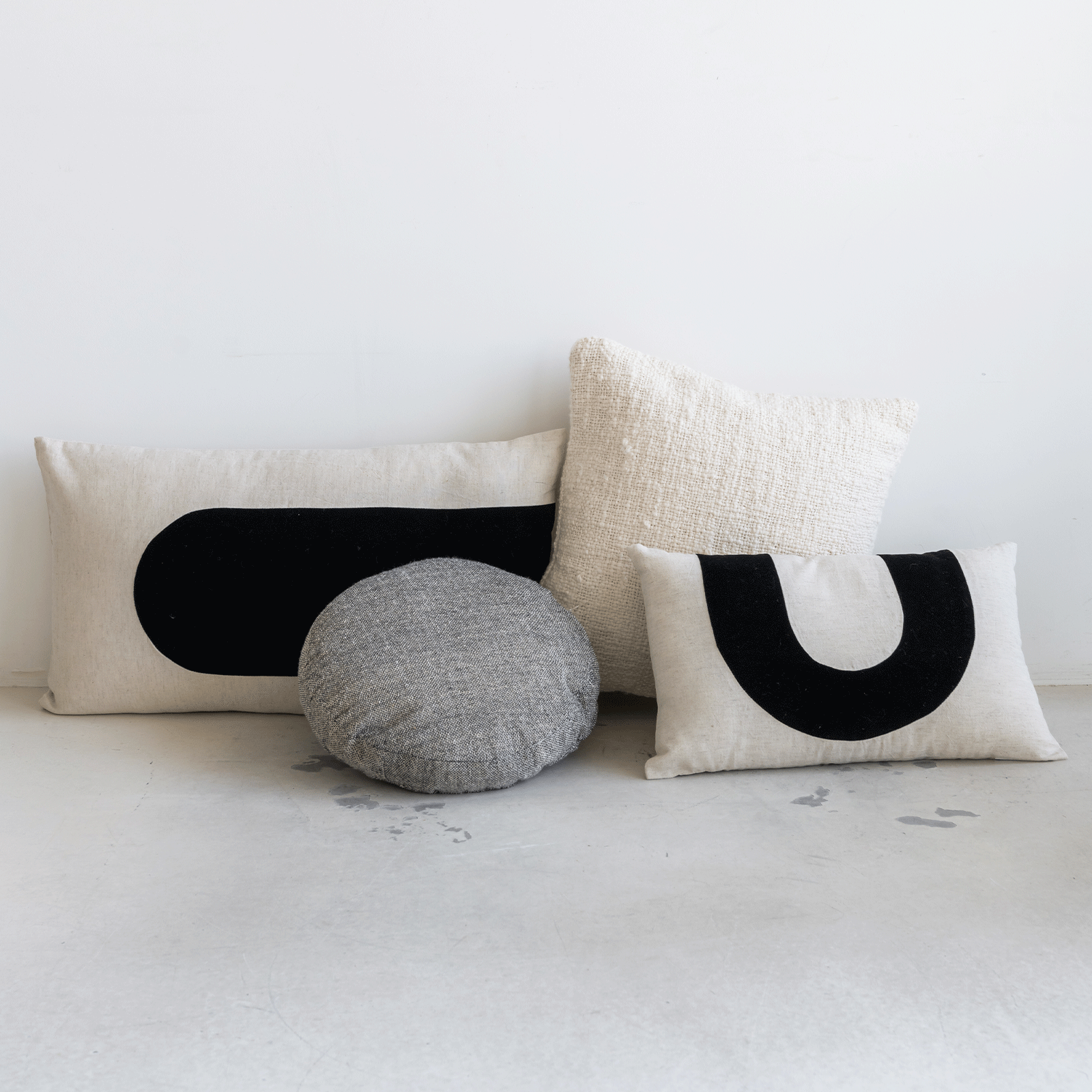 Black motif cushion - 70x40