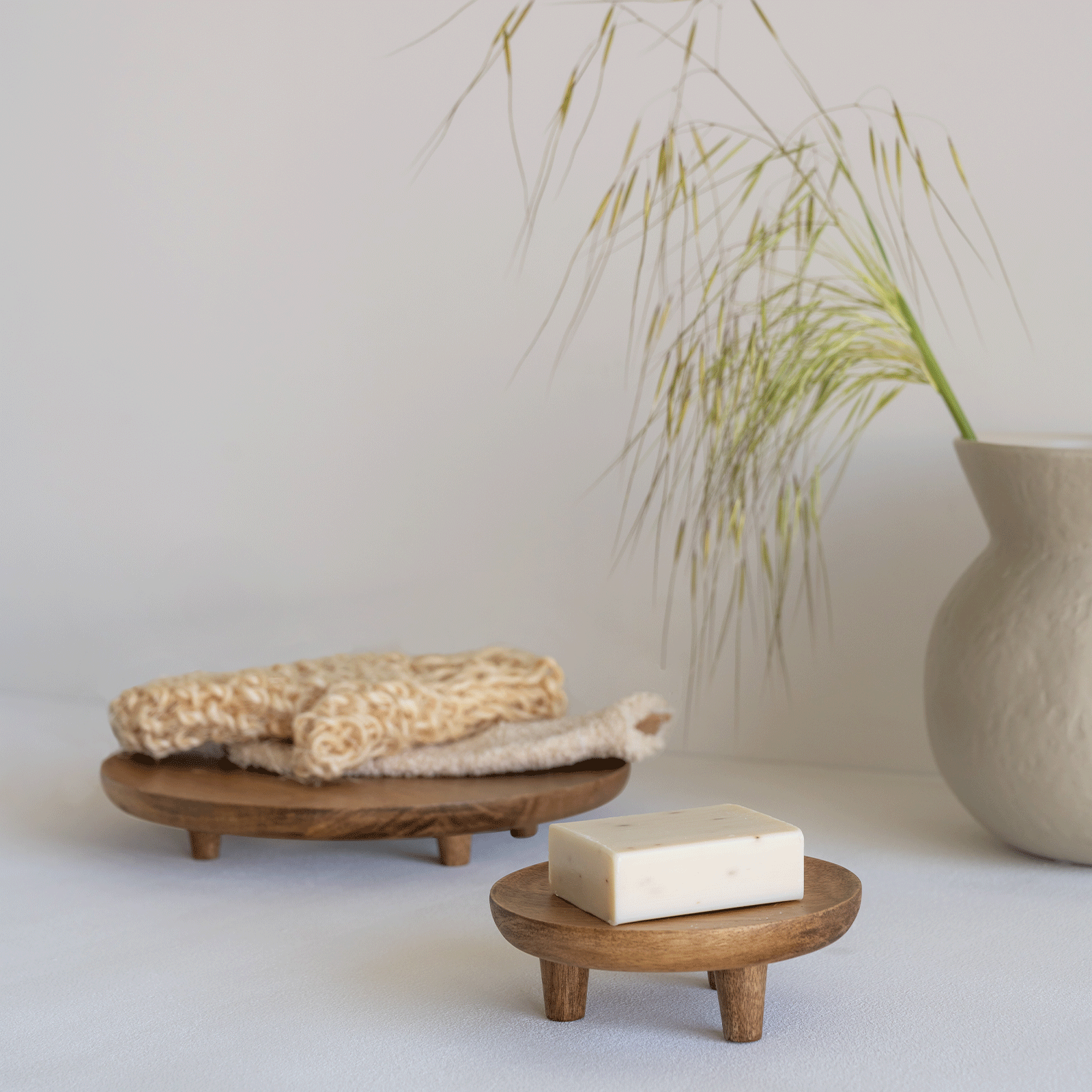 Mango wood plate on small feet